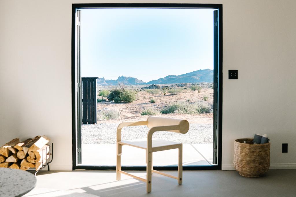 Белая штукатурка и минимум деталей: на контрасте с пейзажем калифорнийской пустыни дом смотрится идеально