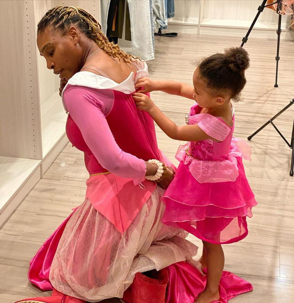 Чемпионка на корте, а в жизни – нежная мама: подборка фото, на которых Серена Уильямс и ее дочь Олимпия позируют в одинаковых нарядах