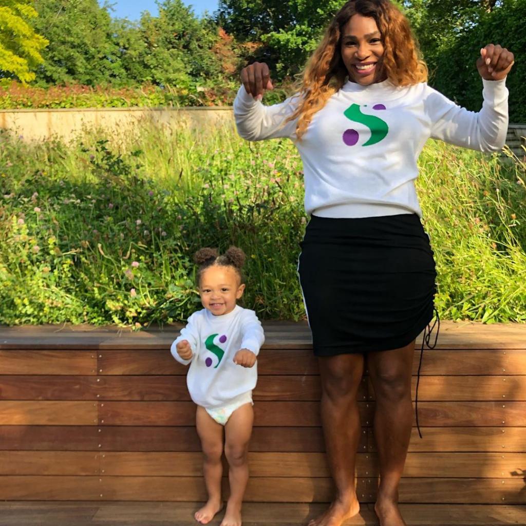 Чемпионка на корте, а в жизни – нежная мама: подборка фото, на которых Серена Уильямс и ее дочь Олимпия позируют в одинаковых нарядах