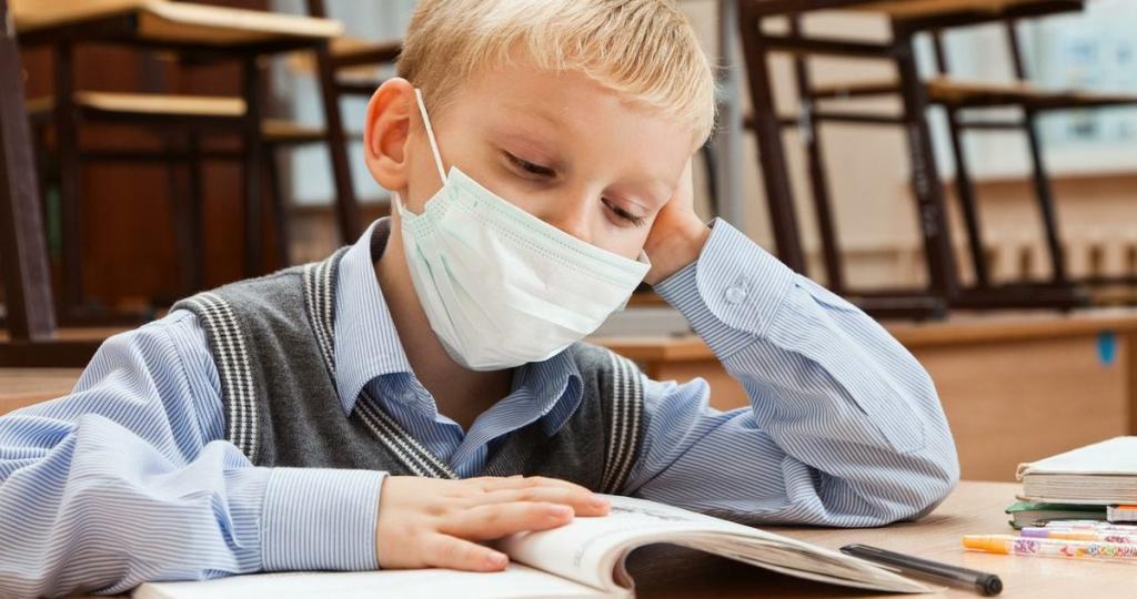 Учебный год в условиях пандемии: как родителю рассказать ребенку о коронавирусе и важности соблюдения правил профилактики