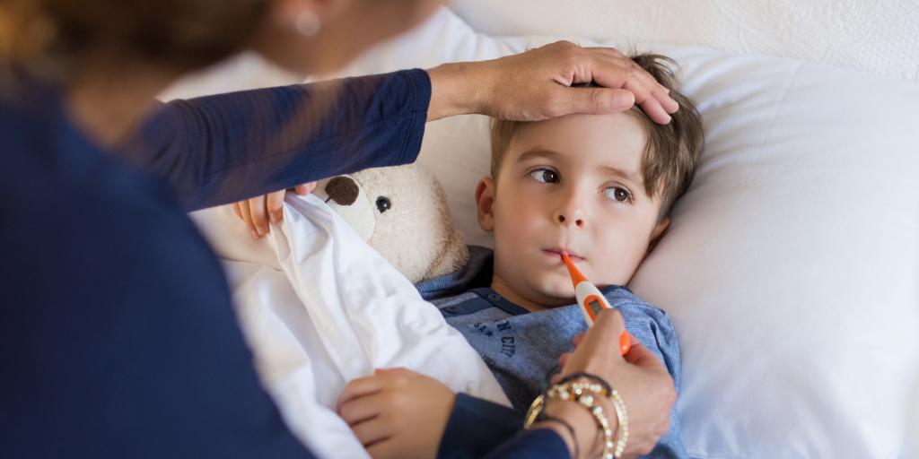 Простуда или COVID-19 у ребенка: педиатры рассказали о частых симптомах и дали рекомендации родителям