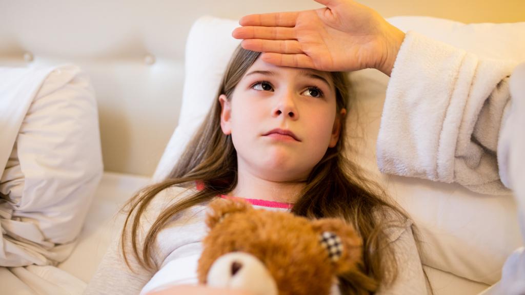 Простуда или COVID-19 у ребенка: педиатры рассказали о частых симптомах и дали рекомендации родителям