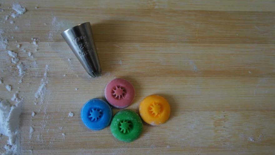 Сладкая бижутерия: из сахарной помадки сделала для дочек съедобные колечки, которые украшают пальчики и радуют животики