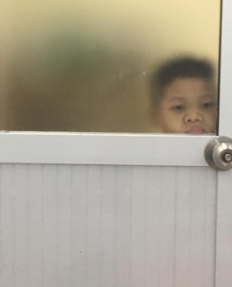 "Папа, ну ты скоро?" Фотографии 3-летнего малыша, терпеливо ждущего папу под дверью ванной (многим родителям знакомо)