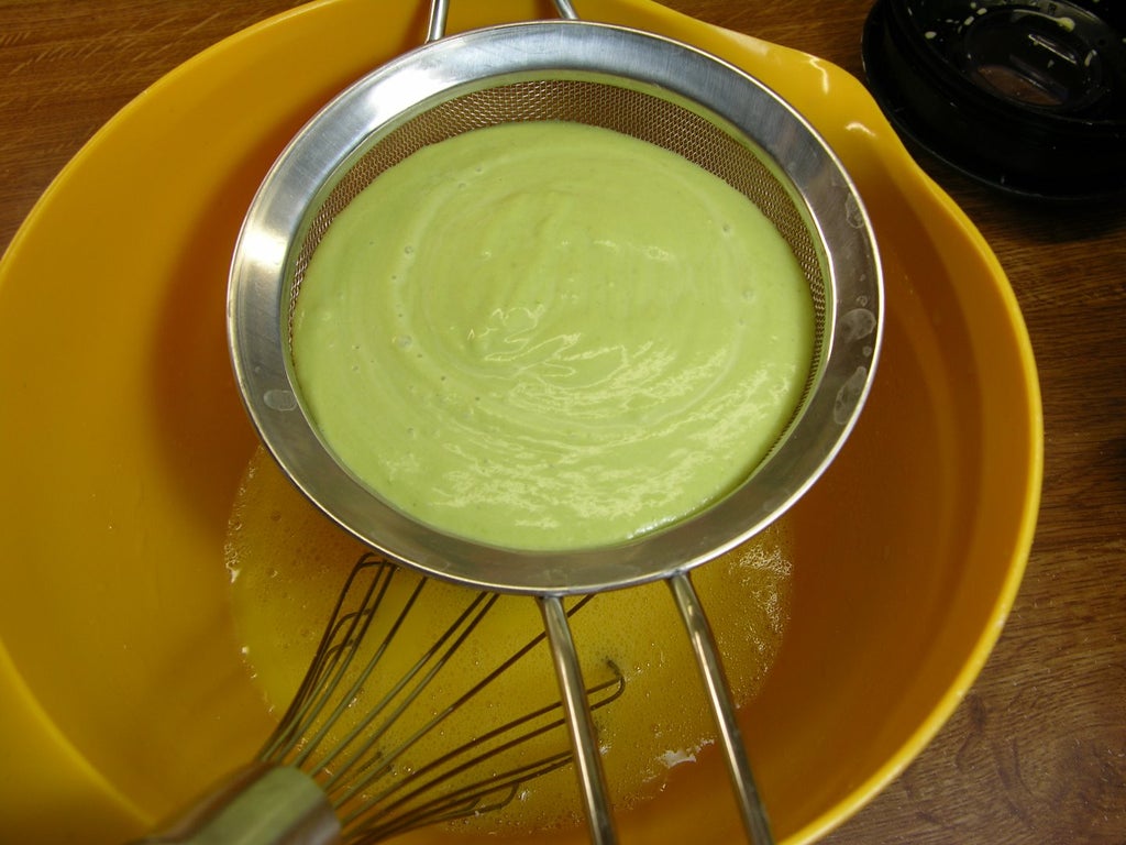 Необычный пирог с заварным кремом из зеленого горошка: ветчина делает выпечку более сытной, вкусной и ароматной