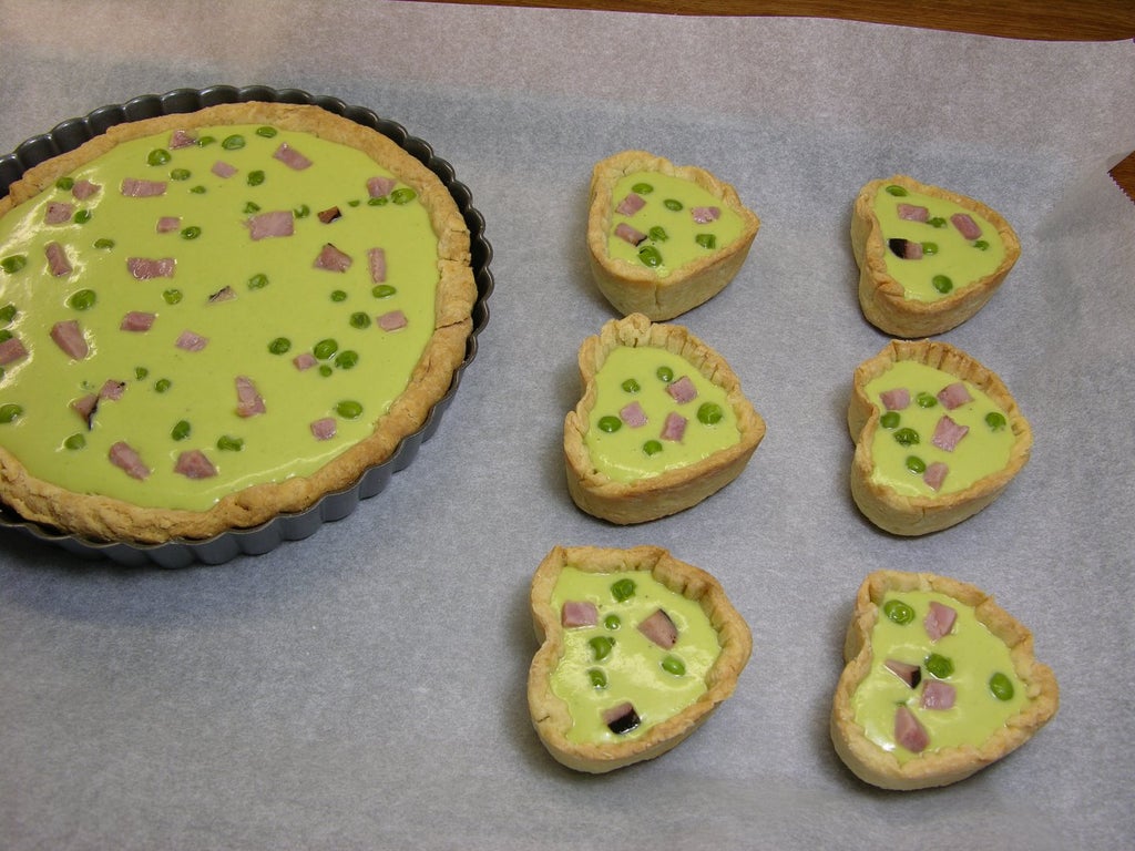 Необычный пирог с заварным кремом из зеленого горошка: ветчина делает выпечку более сытной, вкусной и ароматной