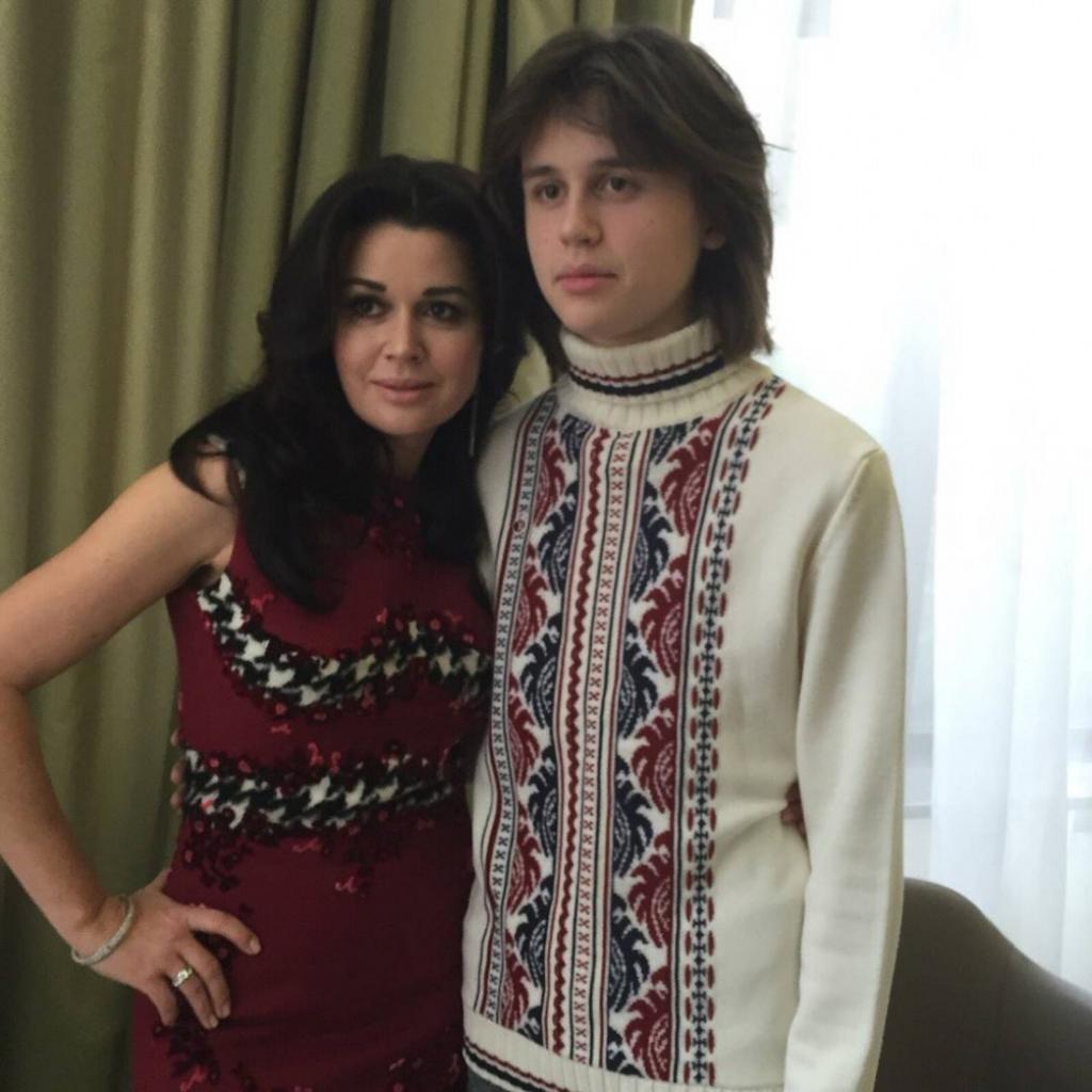 Как выглядит сын Анастасии Заворотнюк: Майкл показал редкие фото, на которых он настоящий красавец и очень похож на звездную маму