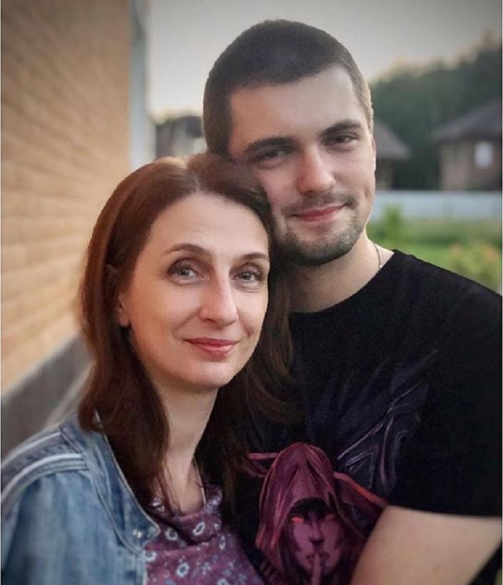 Познакомились в очереди за хлебом: Александр Бухаров из "Гурзуфа" больше 20 лет счастлив в браке с актрисой (фото)