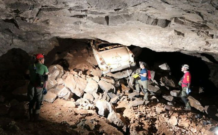 Группа искателей обнаружила в пещере Ford 1954 года: как туда попал - неизвестно