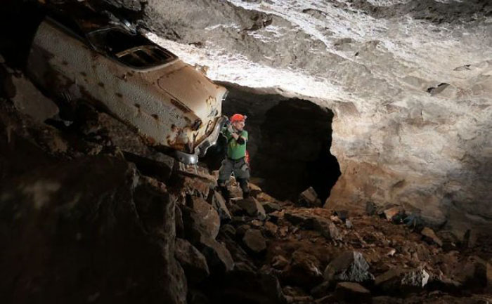 Группа искателей обнаружила в пещере Ford 1954 года: как туда попал - неизвестно