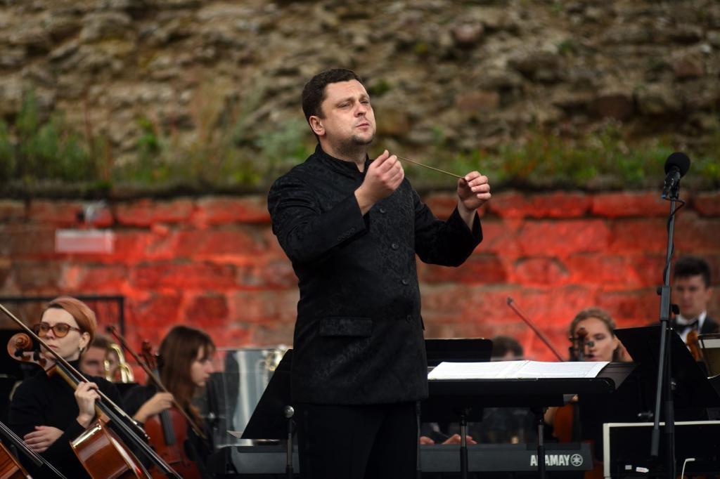 Оркестр "Таврический" снова сыграл в необычном месте: на этот раз музыка звучала в Ивангородской крепости
