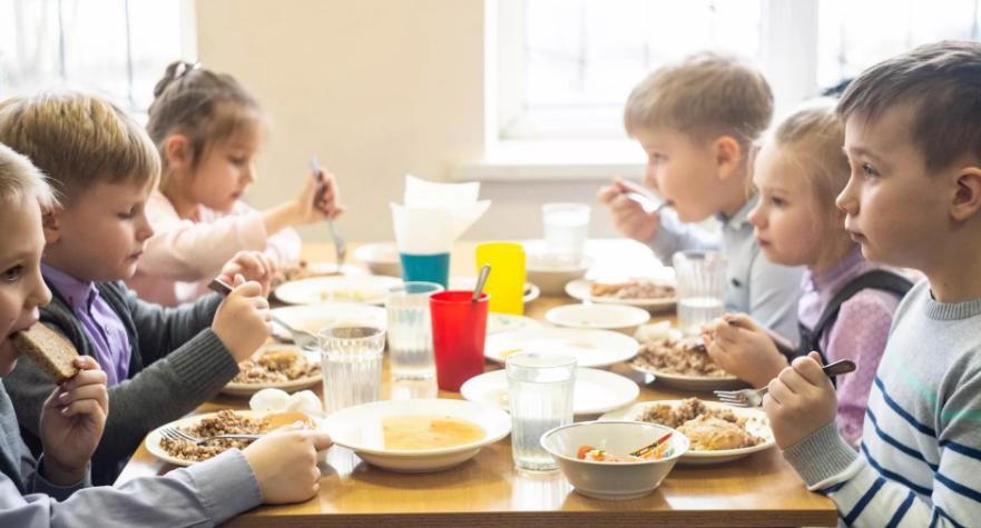 Каким будет рацион бесплатных обедов для школьников и как следить за ним онлайн