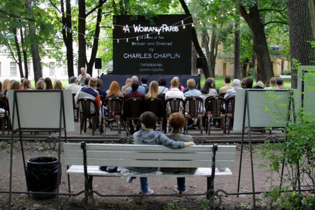 Посвящен 100-летию Феллини: 4 сентября в Петербурге откроется фестиваль "А-кино" с бесплатными показами под открытым небом