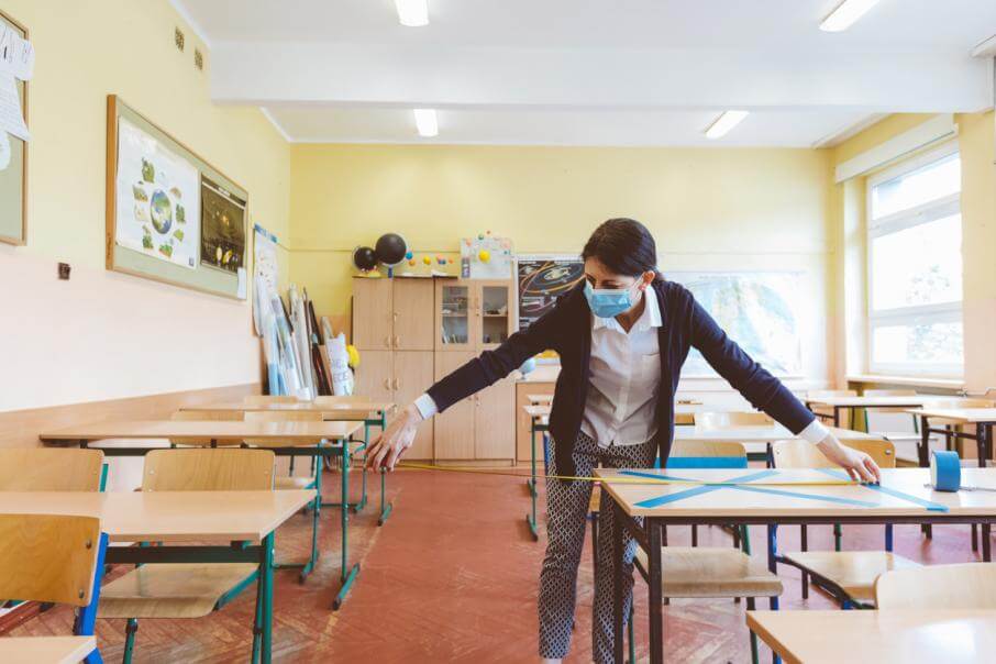 "Когда преподаватель входит в класс, он ее снимает": учителям в Москве разрешили вести уроки без маски