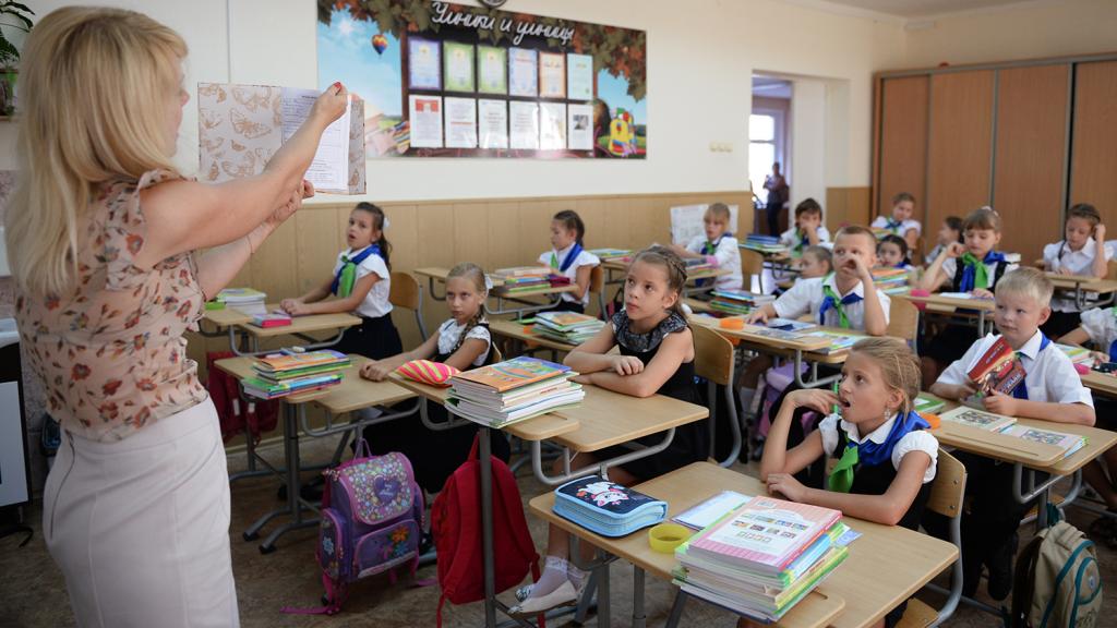 "Когда преподаватель входит в класс, он ее снимает": учителям в Москве разрешили вести уроки без маски