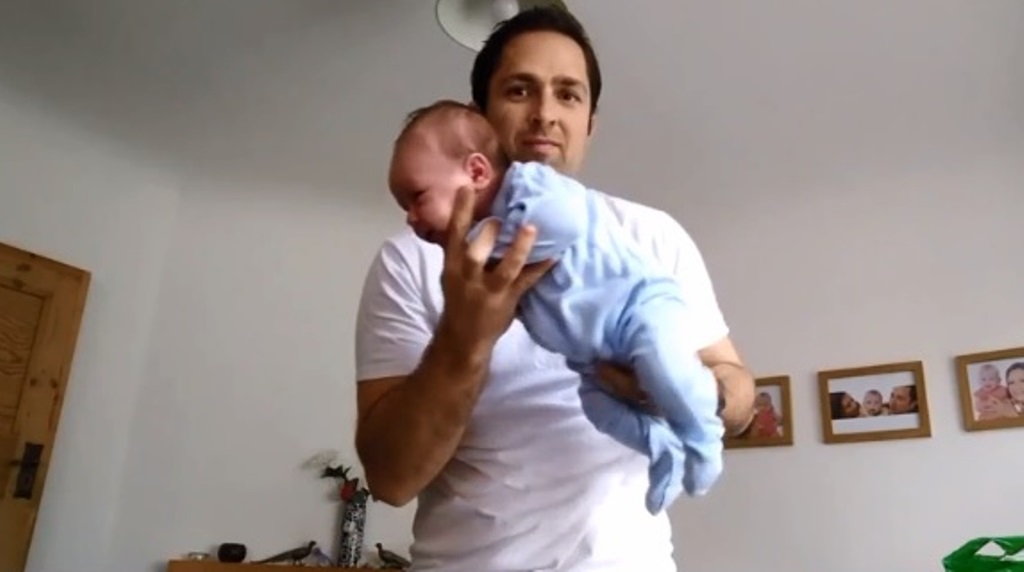 Мужчина показал, как успокоить плачущего младенца за 5 секунд: простой лайфхак молодого отца