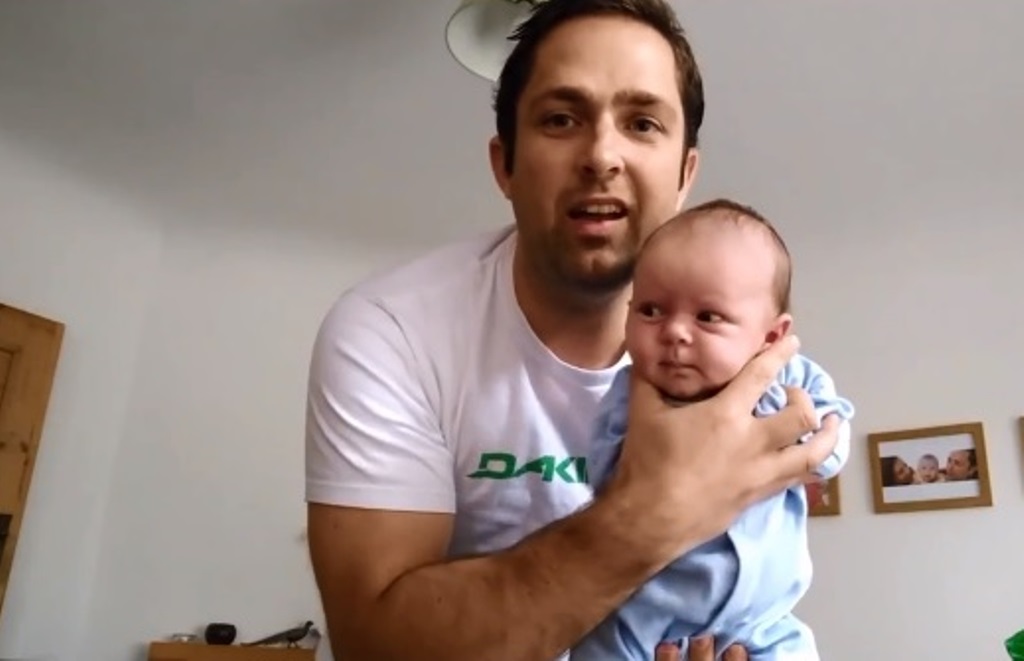 Мужчина показал, как успокоить плачущего младенца за 5 секунд: простой лайфхак молодого отца