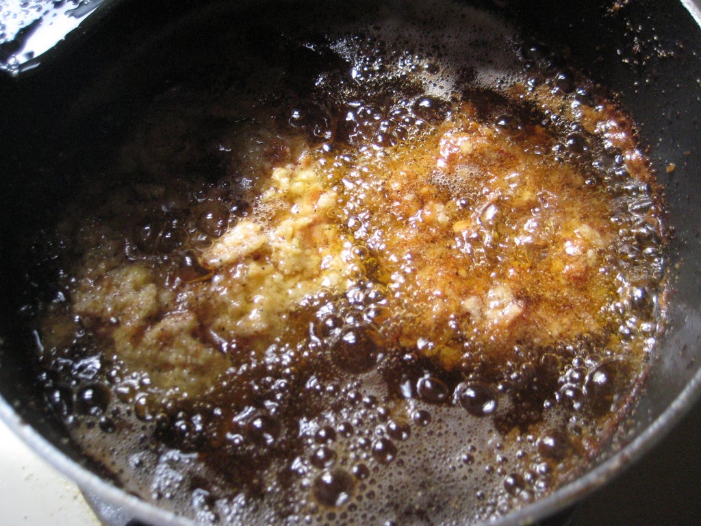 Луковые колечки заворачиваю в бекон и кидаю на сковороду: получается хрустящая и очень вкусная закуска