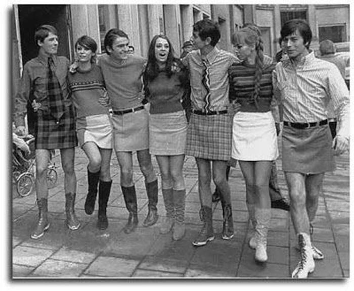 Они не испытывали смущения: в 1960-е даже мужчины носили мини-юбки, и некоторые пытаются сегодня возродить необычный тренд