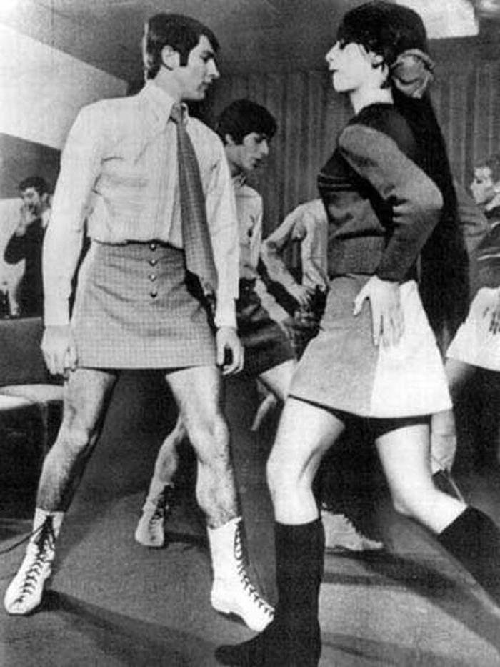 Они не испытывали смущения: в 1960-е даже мужчины носили мини-юбки, и некоторые пытаются сегодня возродить необычный тренд