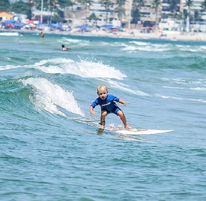 Родители не ожидали, что их двухлетний сын сам встанет на доску для серфинга и покорит волну. Сегодня мальчику 4 года, и его считают талантливым серфером