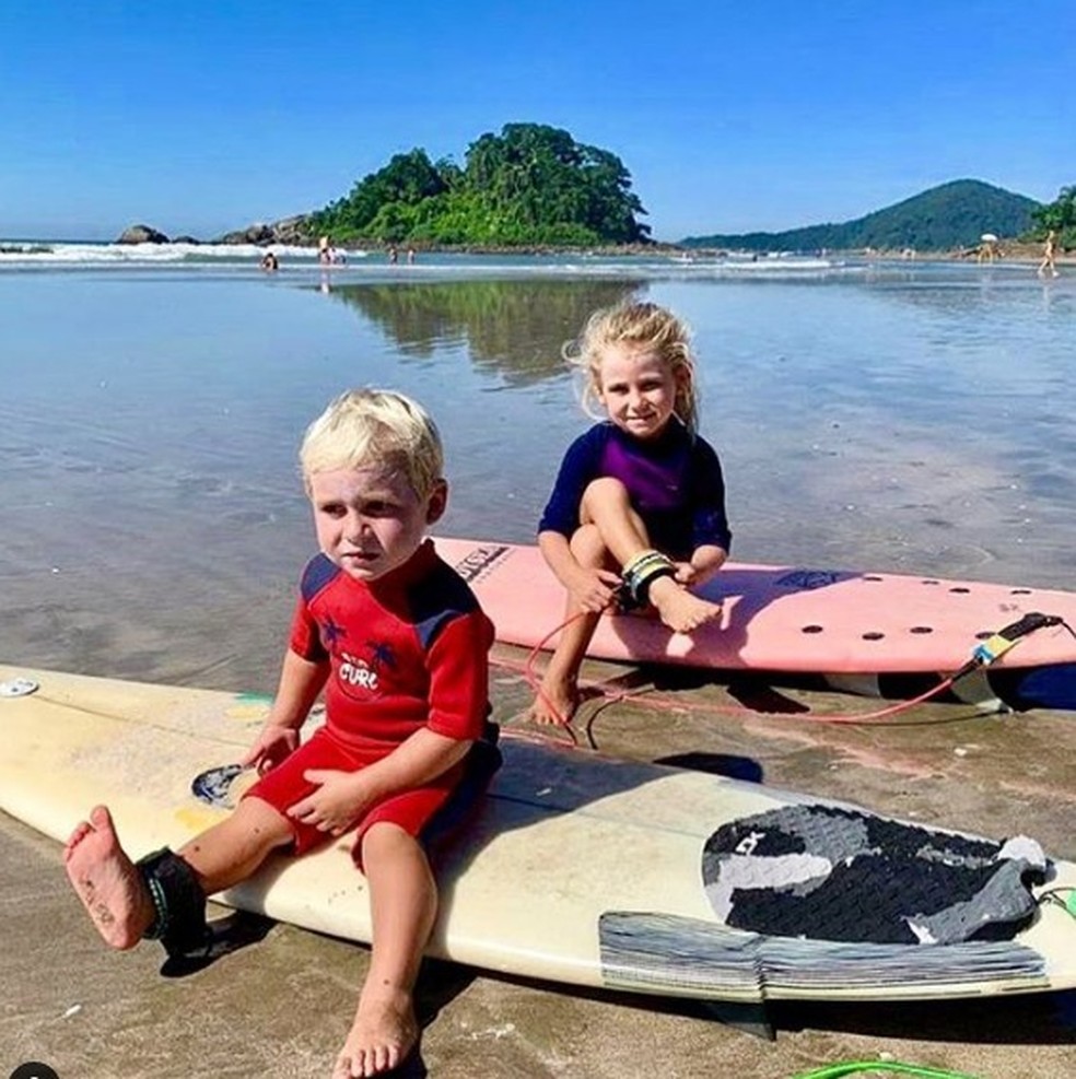 Родители не ожидали, что их двухлетний сын сам встанет на доску для серфинга и покорит волну. Сегодня мальчику 4 года, и его считают талантливым серфером