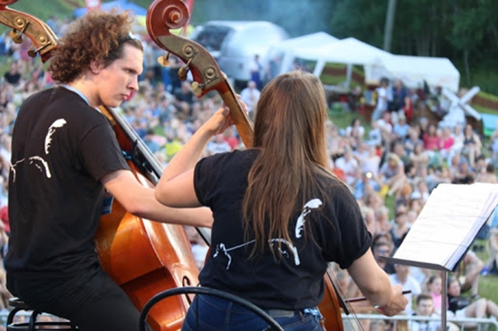 "Дым над водой": фестиваль классической и рок-музыки в Гатчине, на котром выступали Бутусов, "Чиж & Co" и оркестр "Таврический", стал одним из запоминающихся событий минувшего 2020 года
