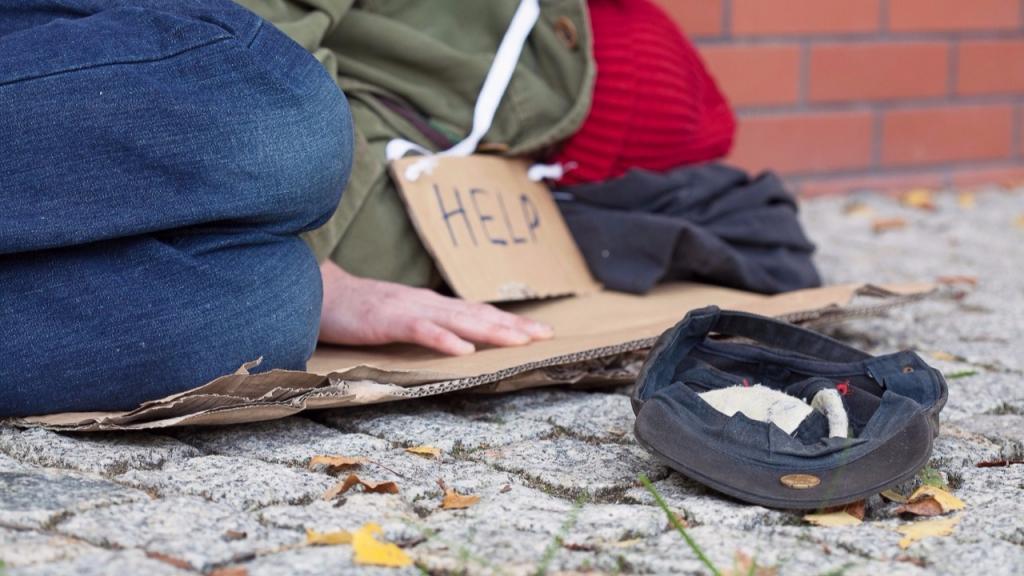 Бездомный попросил денег у девушки: она не дала, но осталась ему благодарна за урок доброты