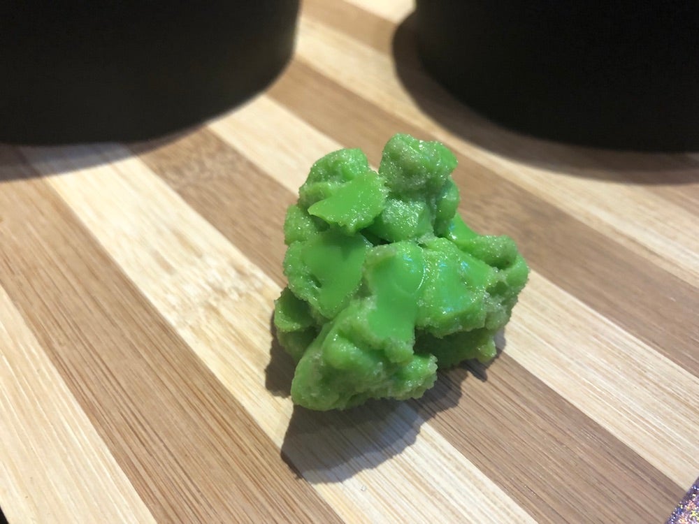 Жевательные конфеты вместо васаби: простой рецепт интересного торта в виде суши