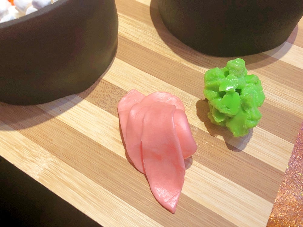 Жевательные конфеты вместо васаби: простой рецепт интересного торта в виде суши