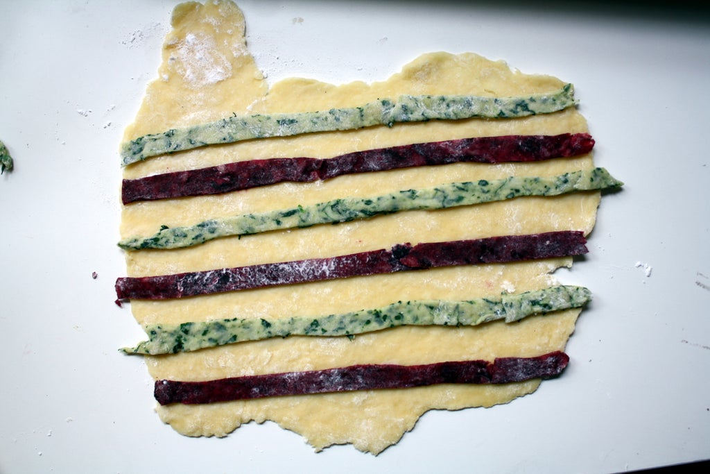Равиоли невероятной красоты: трехцветное тесто и ароматная начинка из нута, чеснока и карамелизированного лука
