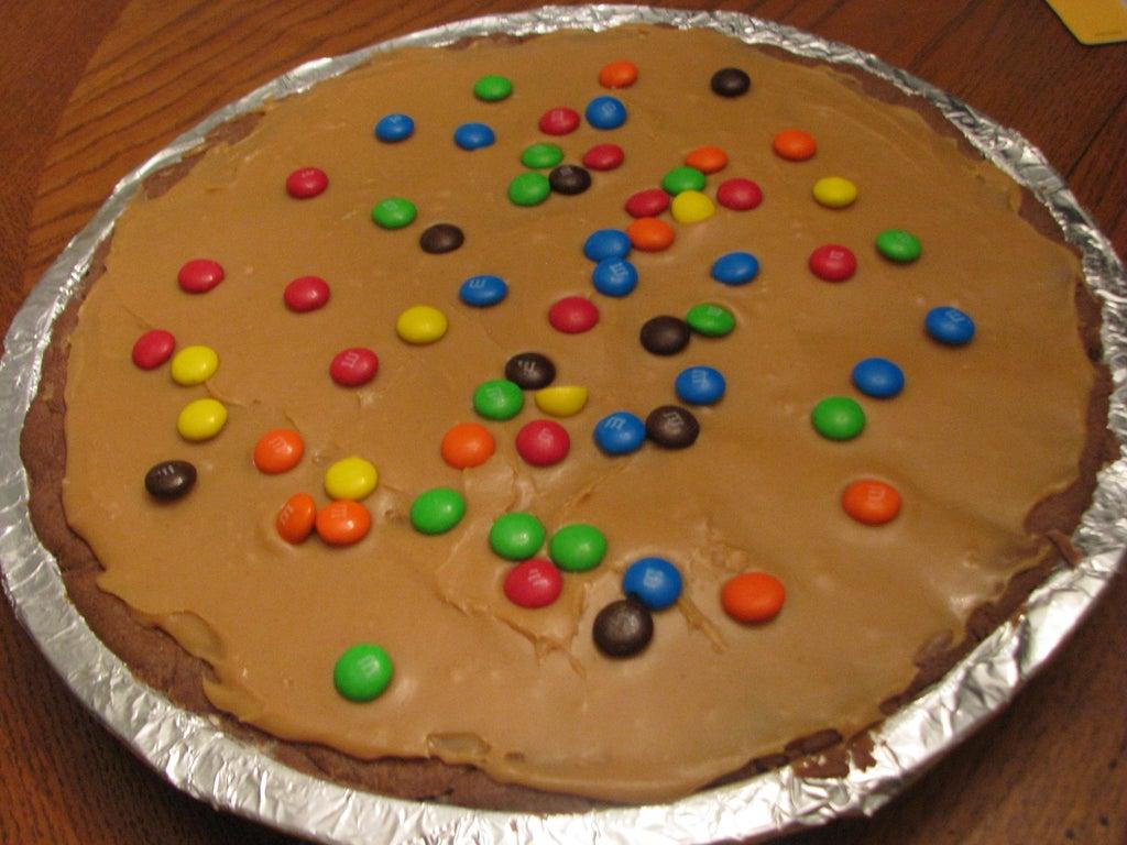Шоколадная "пицца" с арахисовым маслом и конфетками M&M's: идеальный десерт для детей и взрослых