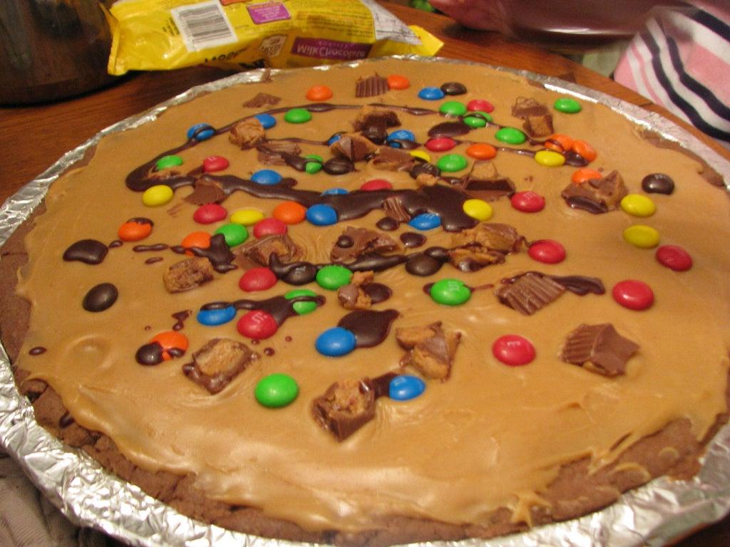 Шоколадная "пицца" с арахисовым маслом и конфетками M&M's: идеальный десерт для детей и взрослых