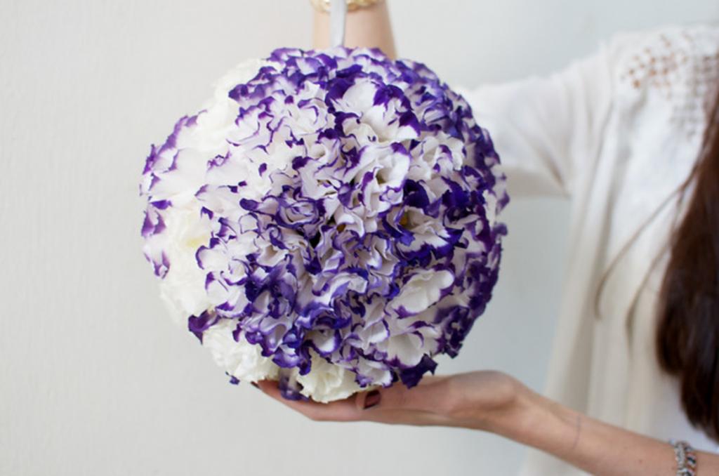 Из живых цветов можно сделать очень красивый подвесной декоративный шар. У меня на такой уходит 15 минут, а использовать можно для любого праздника