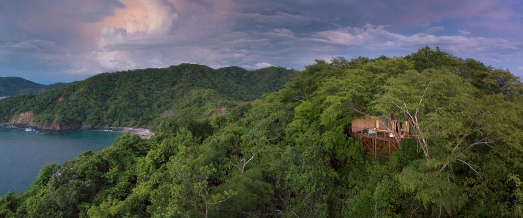 В Коста-Рике появился отель, номера которого при взгляде сверху похожи на гигантские палатки, установленные прямо посреди леса (фото)