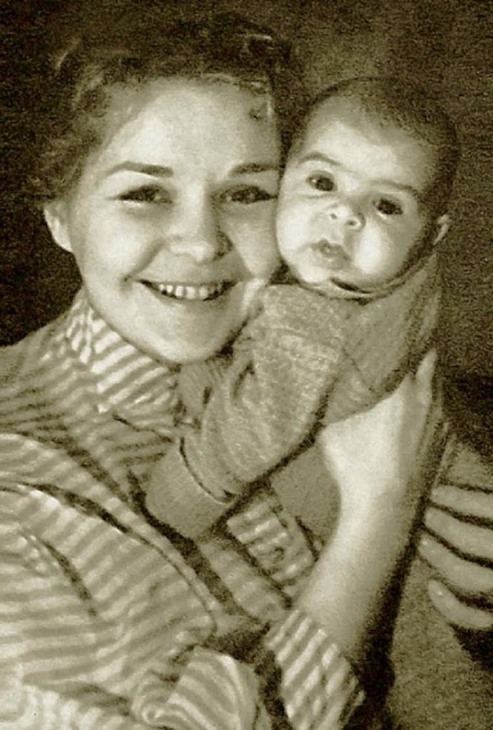Бабушка Ивана Урганта в молодости была настоящей красоткой. Да и сейчас она просто очаровательна: фото