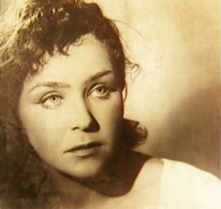 Бабушка Ивана Урганта в молодости была настоящей красоткой. Да и сейчас она просто очаровательна: фото