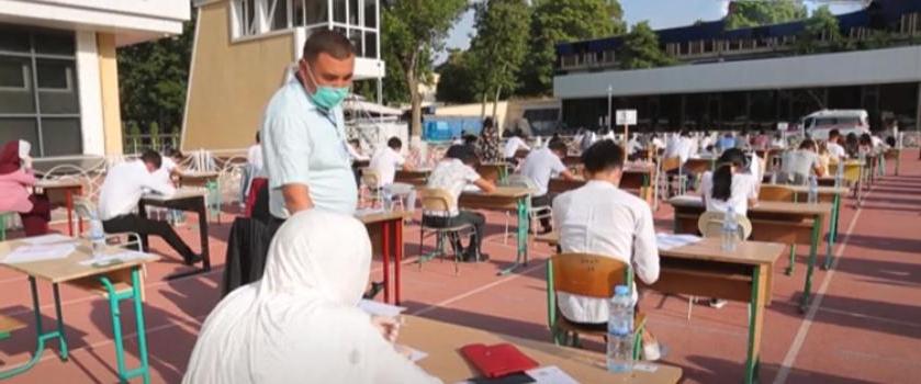 Под жарким солнцем Узбекистана: тысячи будущих студентов сдают вступительные экзамены на улице (фото)