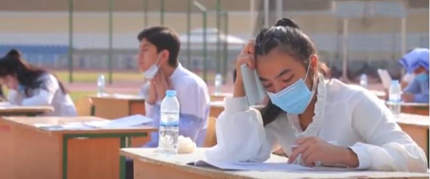Под жарким солнцем Узбекистана: тысячи будущих студентов сдают вступительные экзамены на улице (фото)