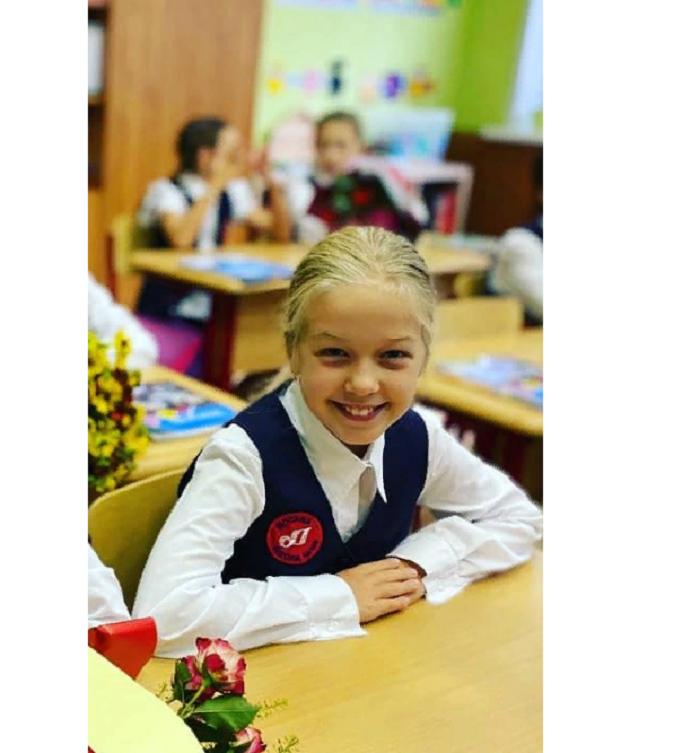 Александра Яковлева поздравила младшую внучку с началом учебного года, но все обратили внимание на лицо девочки