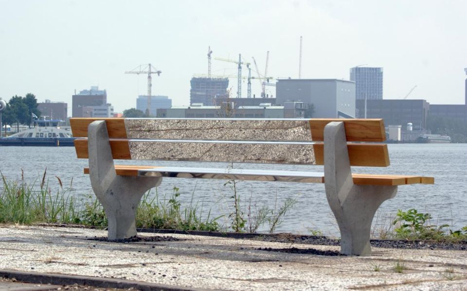На свое отражение и садиться жалко: дизайнеры из Нидерландов создали "зеркальную" скамейку, чтобы было легче соблюдать социальную дистанцию
