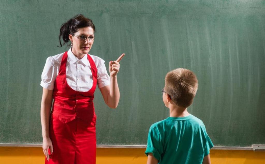 Вызывающие позиции соблазнительной учительницы