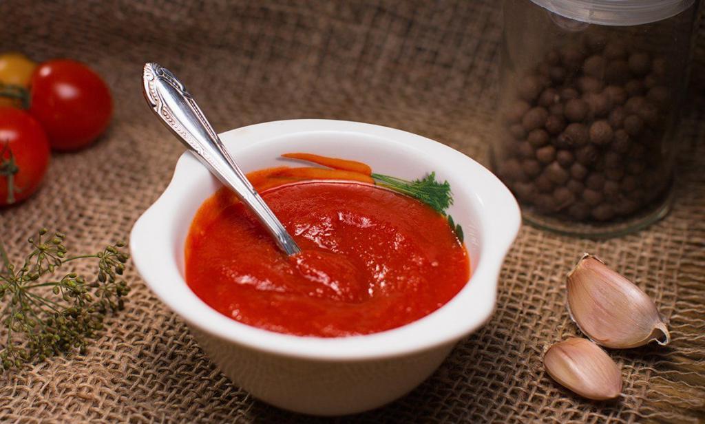 Варю вкуснейший кетчуп из томатного сока: в разы лучше магазинного, даже дети едят