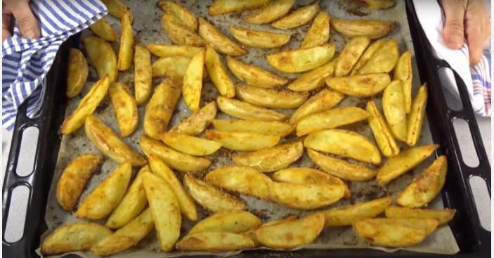 Рецептов запеченной картошки много, но я готовлю только одним способом и всем советую (подсмотрела у кулинара из Бразилии)