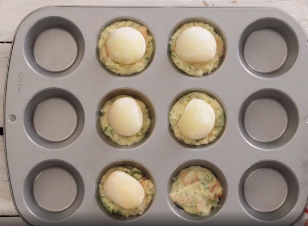 Немного подмораживаю яйца и запекаю их внутри кексов: оригинальная выпечка на завтрак и дневной перекус