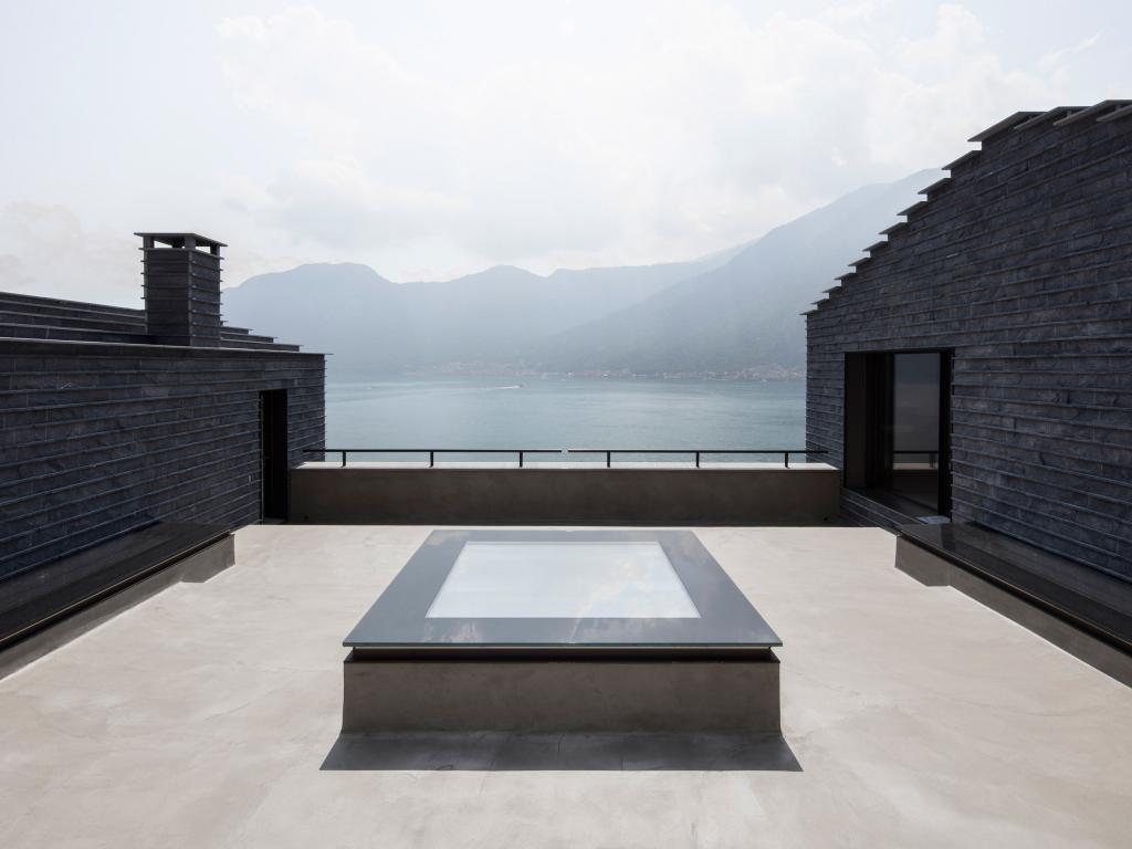 Итальянский архитектор спроектировал дом с фасадом из серого камня и бассейном на краю