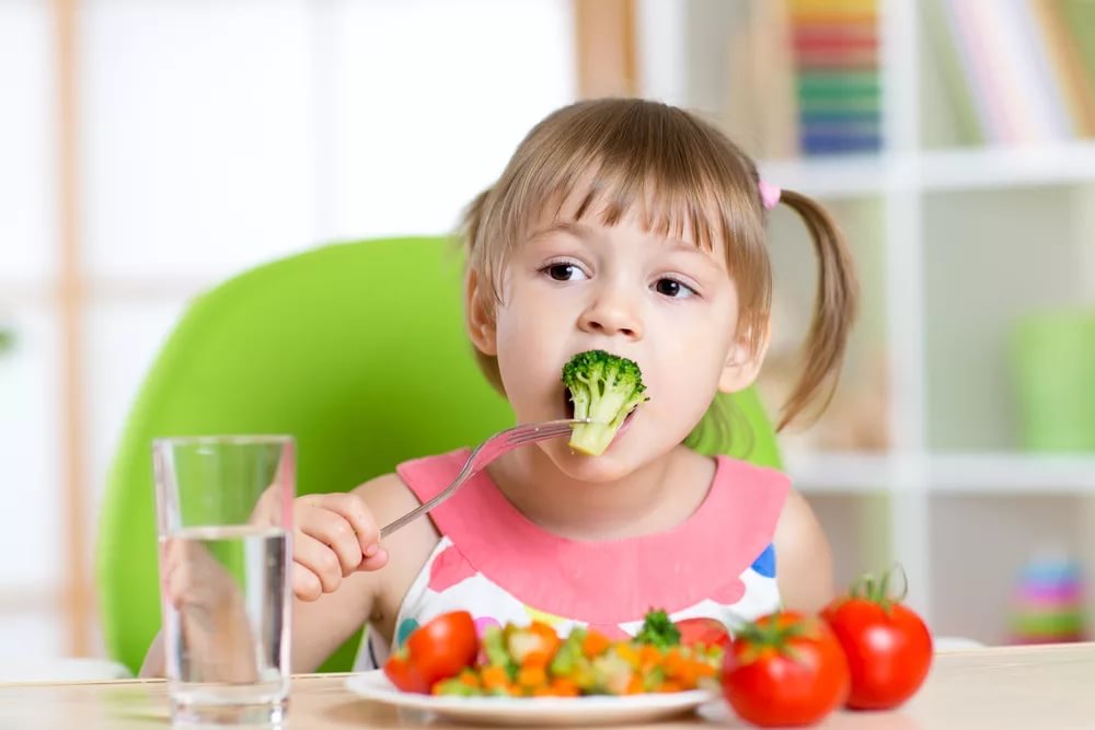 Дети не должны видеть, что вы постоянно взвешиваетесь. 10 шагов в воспитании, чтобы дети не зависели от диет