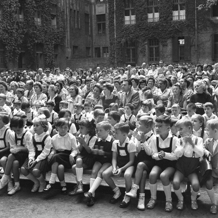 Все современные школьники похожи друг на друга: а как выглядели ученики в Венгрии 60 лет назад (фото)