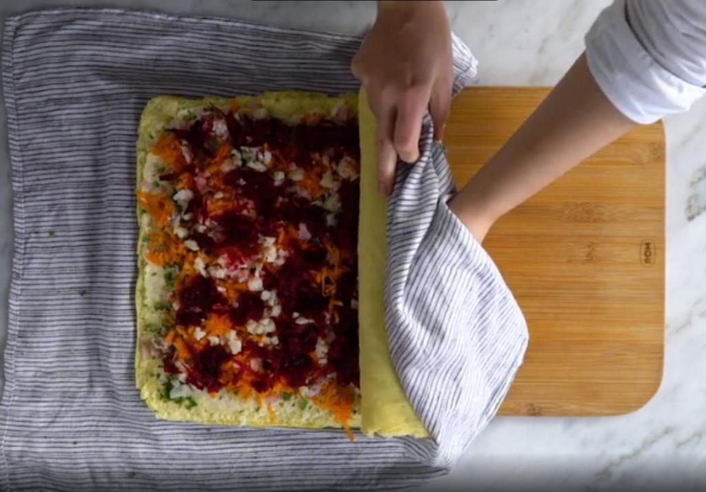 Эдакий рулет-винегрет: вместо салата готовлю оригинальный холодный пирог с беконом, морковкой и свеклой