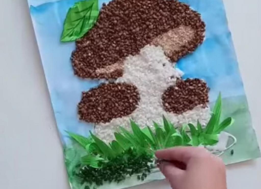 Интересная осенняя поделка для детей: потребуется только гречка, рис и краски
